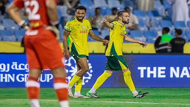 الخليج يهزم الفيحاء بثلاثية