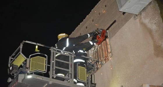 بالصور.. مدني جدة ينقذ طفل وفتاتين بعد انهيار سقف غرفة مبنى شعبي