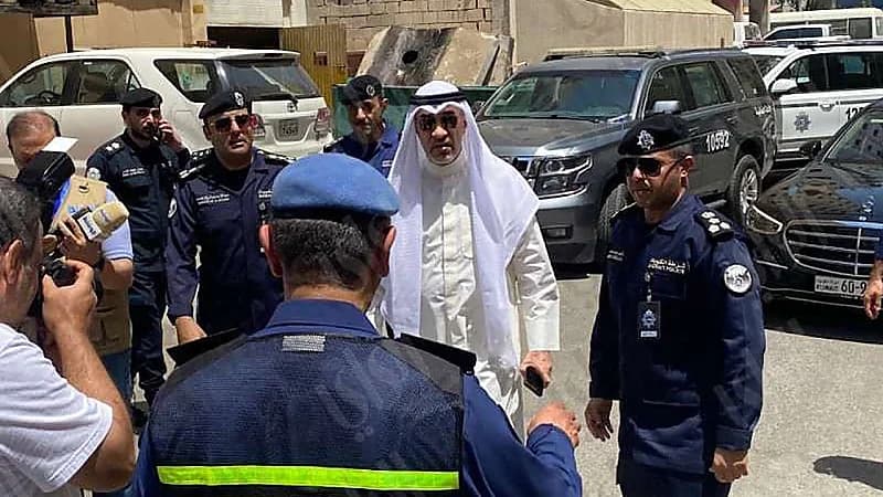 وزير الداخلية الكويتي يأمر بإيداع حارس مبني المنقف للمباحث .. فيديو