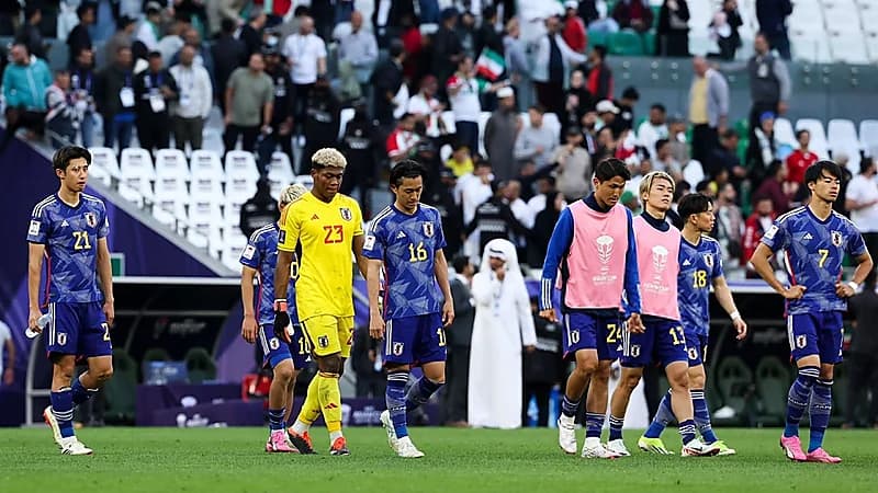 مدرب اليابان يجمع اللاعبين ويتحدث معهم لأكثر من 3 دقائق بعد الخسارة .. فيديو