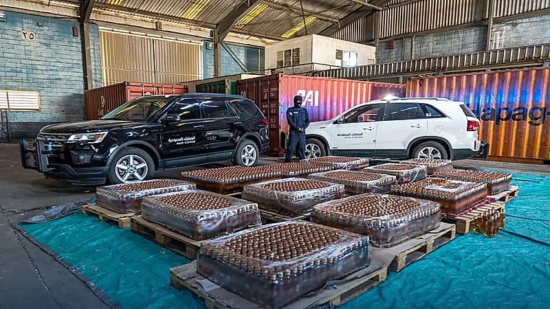 بالفيديو.. "الجمارك" تُحبط محاولة تهريب أكثر من 3 آلاف زجاجة من الخمور بميناء جدة