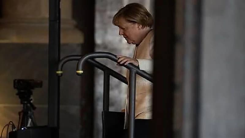 مجلة ألمانية: ميركل انزلقت وتعرضت لإصابة خطيرة في ركبتها