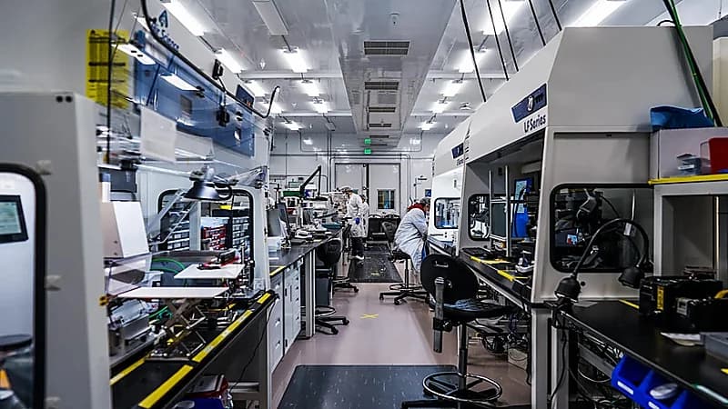 بالفيديو.. أسواق تستهدفها مشاريع بطاريات السيارات محلية الصنع بالمملكة