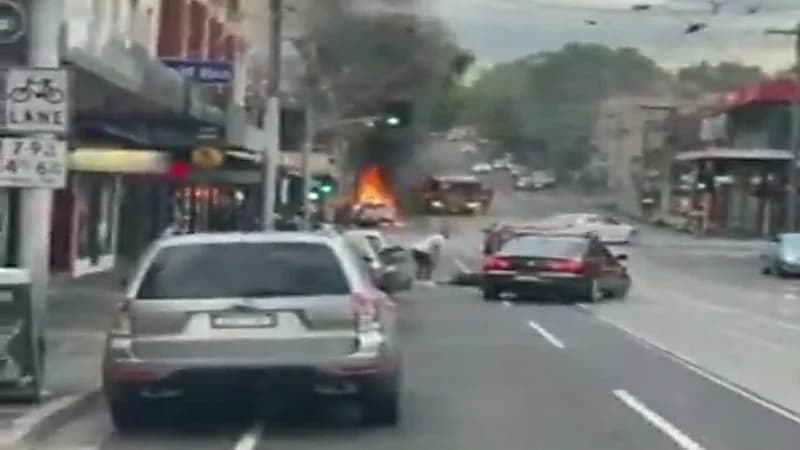 رجل يضرم النار في نفسه بسبب شهادة تطعيم كورونا