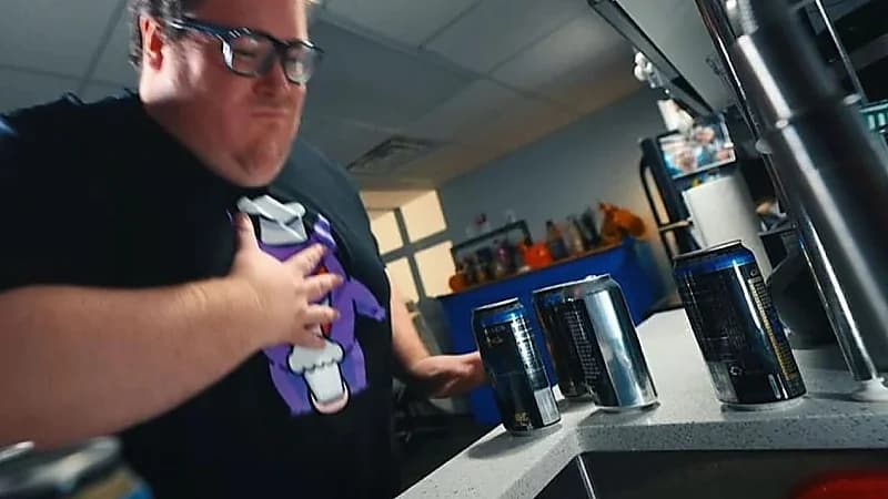 إصابة رياضي بمرض خطير بعد تناوله 12 زجاجة من مشروبات الطاقة