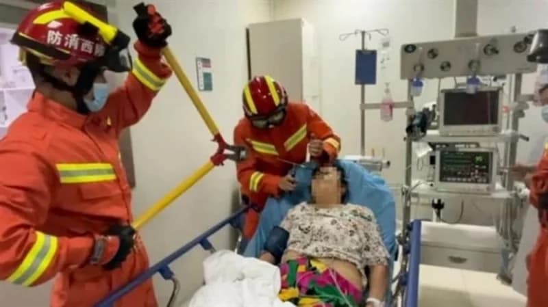 امرأة تصاب بسهم طائش في وجهها