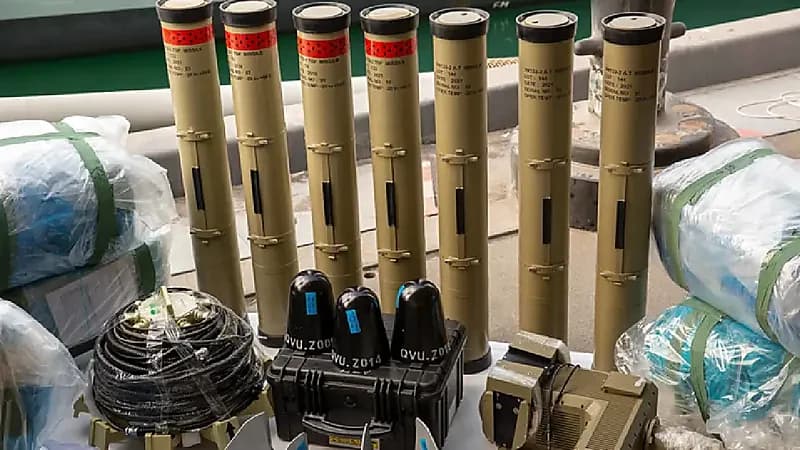 البحرية الأمريكية تصادر قارباً إيرانياً مفخخاً بأسلحة غير شرعية