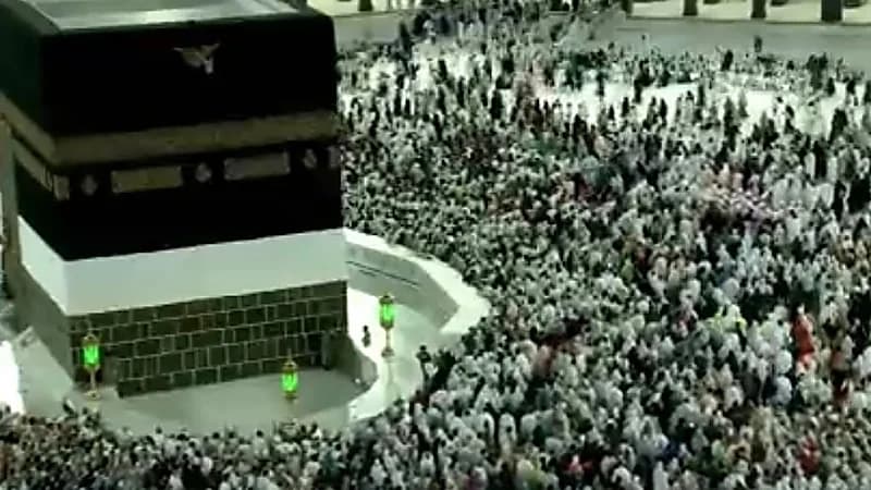 بالفيديو.. ازدحام المعتمرين في صحن الطواف وسط استعدادات مبكرة لراحة الحجاج