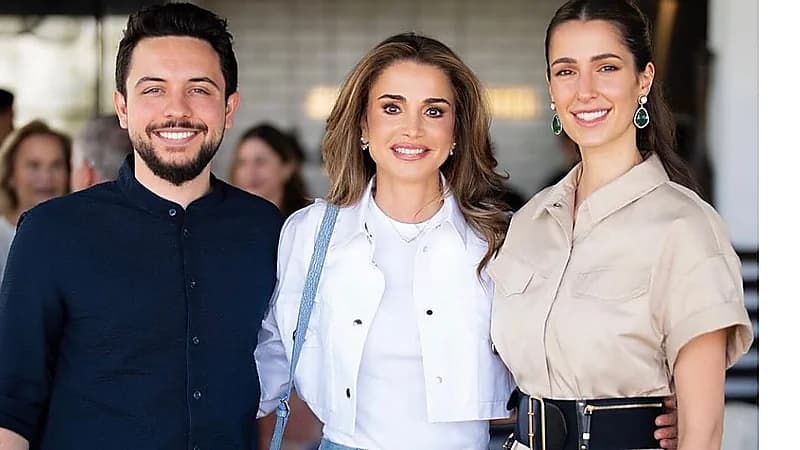 الأمير حسين يشارك صور برفقة زوجته احتفالا بذكرى ميلاد والدته الملكة رانيا