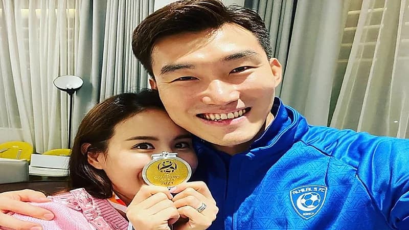 جانغ هيون سو يحتفل مع زوجته بالتتويج