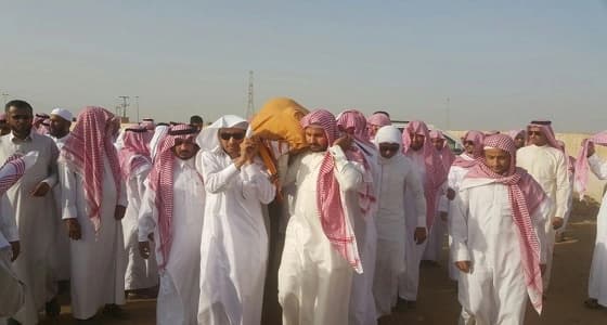 بالصور.. أهالي الطوال يشيعون جثمان القاضي " الصميلي "