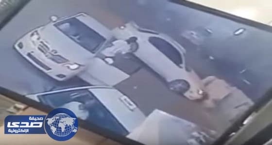 بالفيديو.. سيارة مسرعة تدهس شخصا أثناء عبوره الطريق بالرياض