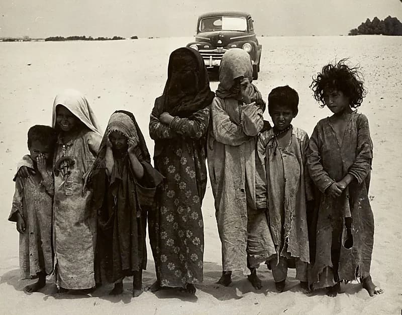 صورة فيها من العفوية والبراءة الكثير لأطفال في فترة الخمسينيات