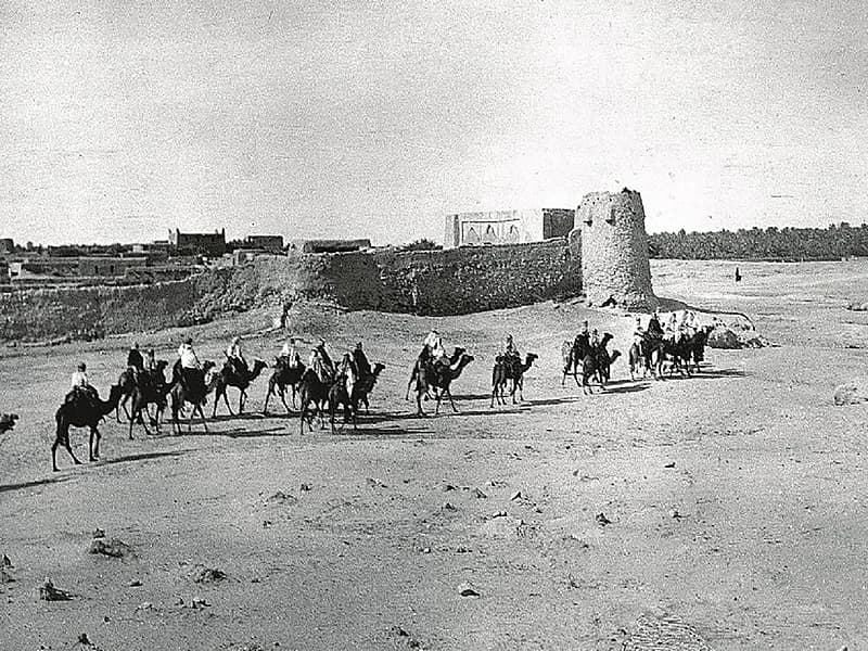 قافلة جمال تعبر أسوار الهفوف قبل 97 عام