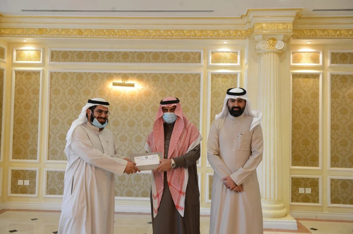 شاهد.. فيديو نادر لتراكم بردية كثيفة على الطرقات بخميس مشيط