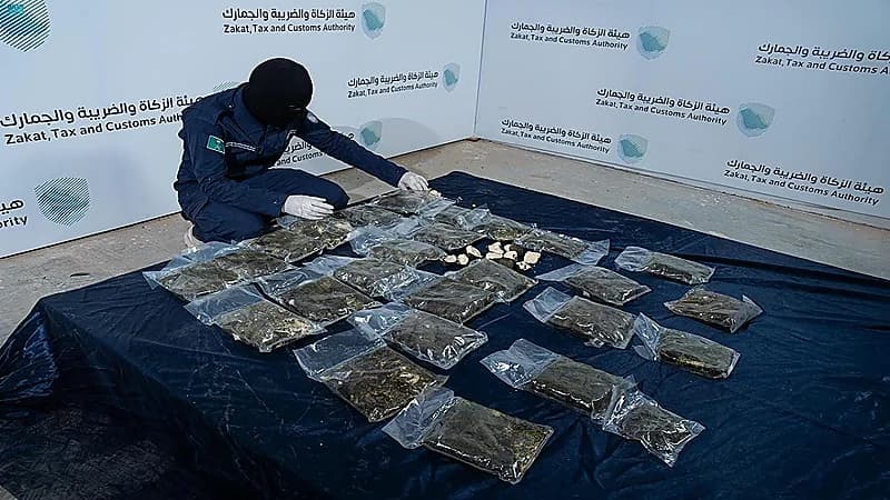 إحباط تهريب 130 ألف حبة كبتاجون مخبأة في علب جبن وزعتر .. فيديو