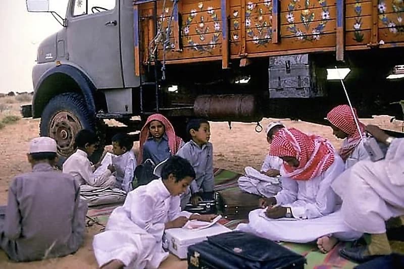 الدراسة في الهواء الطلق.. صورة قبل 40 عام