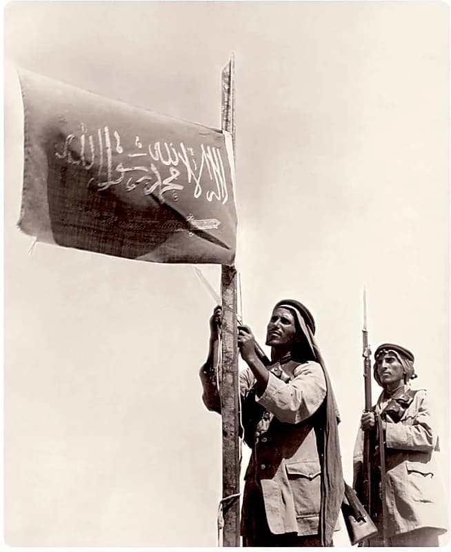 صورة جميلة لأحد الجنود يرفع العلم في الثلاثينات الميلادية