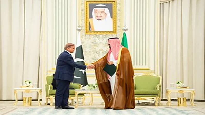 ولي العهد ورئيس الوزراء الياكستاني يوقعان اتفاقية الدفاع الإستراتيجي المشترك
