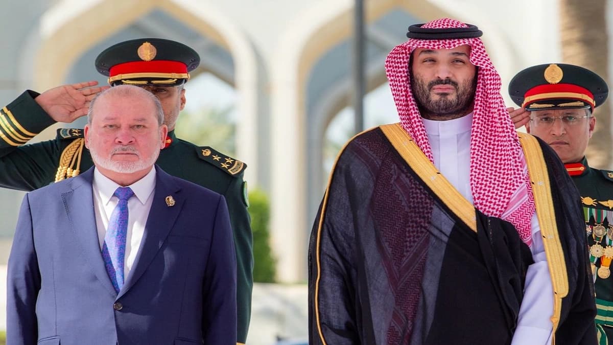 ولي العهد يستقبل ملك ماليزيا في قصر اليمامة .. صور