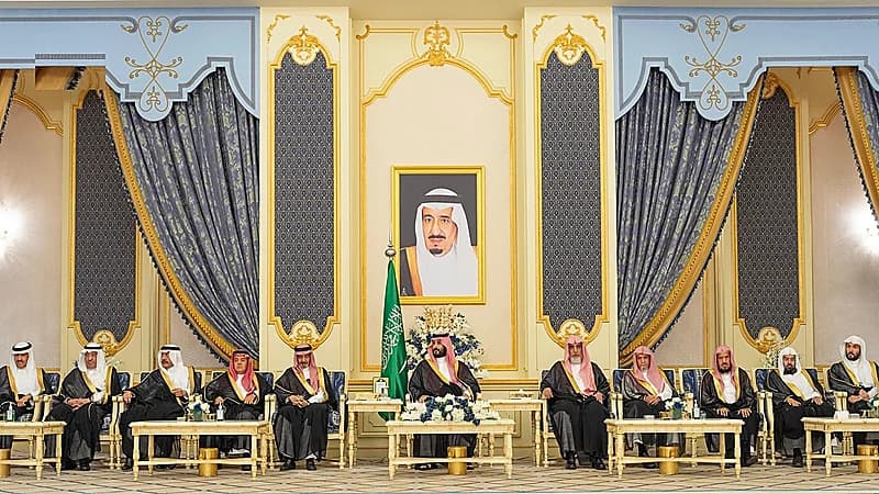 ولي العهد يستقبل أمراء وعلماء وجمعًا من المواطنين.. صور