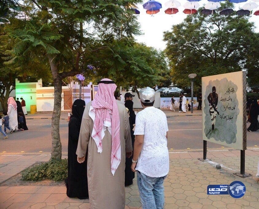 فتاة تدعم رجال الطوارئ بعمل فني واقعي بشارع الفن بعسير