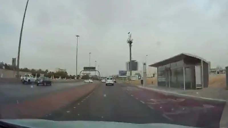 شاهد.. سائق متهور يمارس التفحيط على أحد الطرق بالرياض