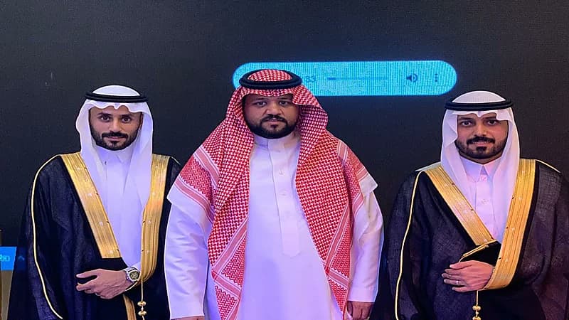 الشابان فارس بن سعد العبيدي وعبدالمحسن بن عيسى العبيدي يحتفلان بزفافهما في مكة " صور "