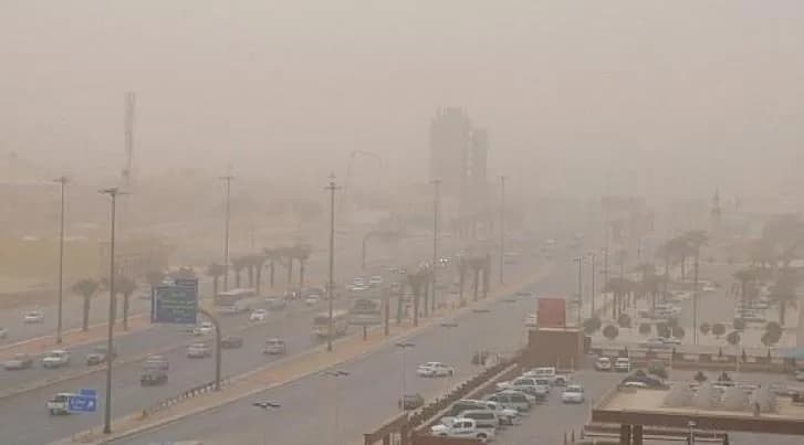 الدفاع المدني يحذر من أتربة مثارة وشبه انعدام في الرؤية بالرياض