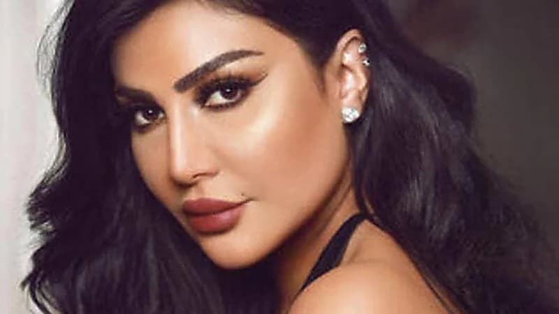 أمل العوضي ترد على إحدى متابعاتها بعد إطلالتها الجريئة:"لا لك شغل في غيرك يا قمر"