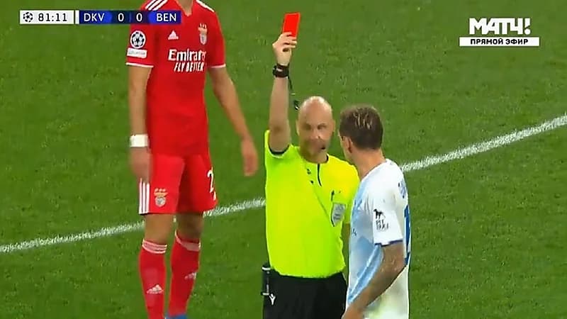 حكم إنجليزي يرتكب خطأ كبير بسبب البطاقة الصفراء