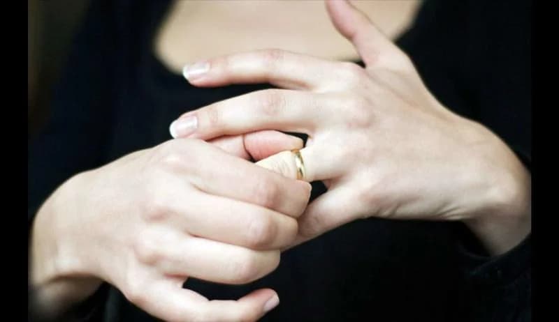 زوجة تطلب الخلع من زوجها: هددني بالحرمان من حقوقي الشرعية