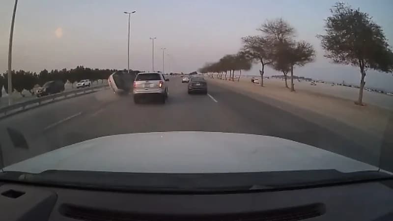 شاهد.. انقلاب مروع لمركبة على أحد طرق الخبر