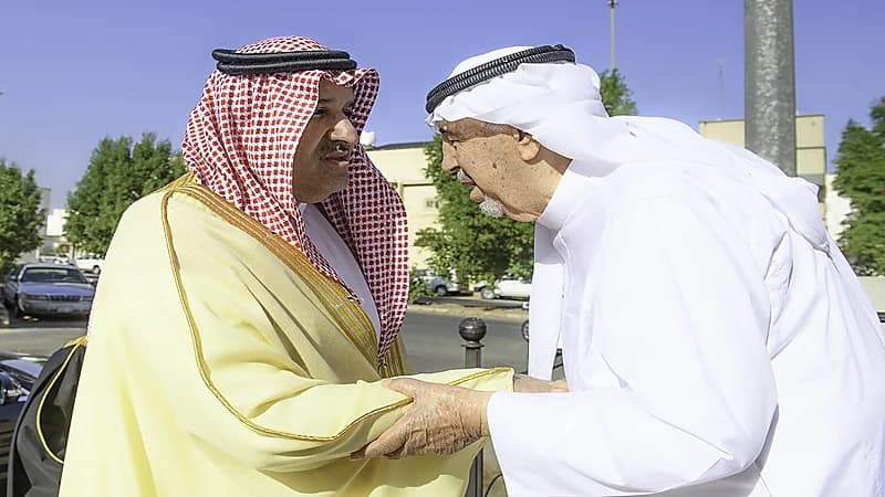 بالفيديو.. الأمير فيصل بن سلمان لشيخ الخطاطين: اعتبرني من أبناء المدينة المنورة