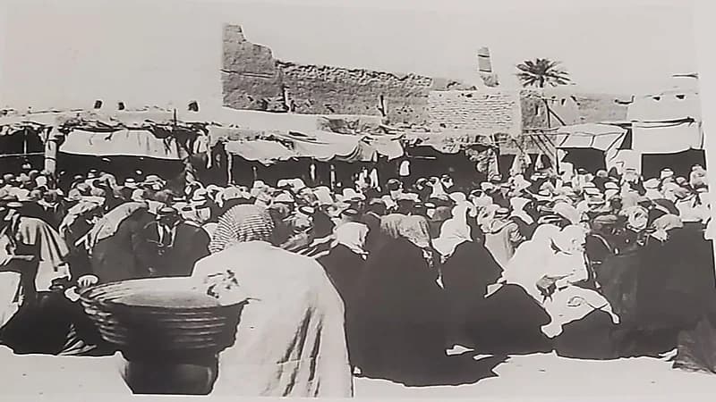 صورة نادرة لسوق الرياض أثناء ازدحامه بالمتسوقين 