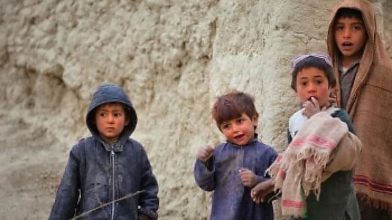 "أب" يعرض أطفاله الأربعة للبيع بسبب الفقر