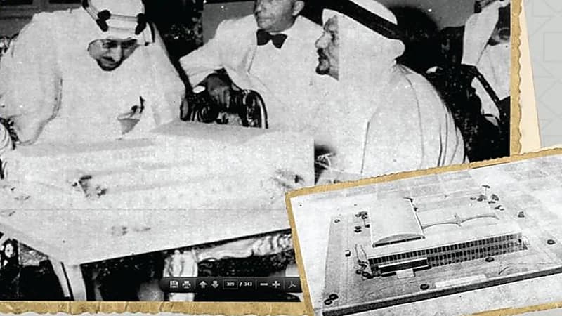 صورة نادرة للملك سعود مع مجسم مبنى الإذاعة بالرياض