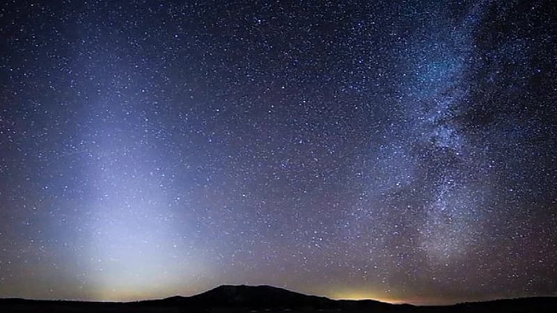 "فلكية جدة" تحدد أفضل وقت لرؤية الضوء البروجي في سماء المملكة