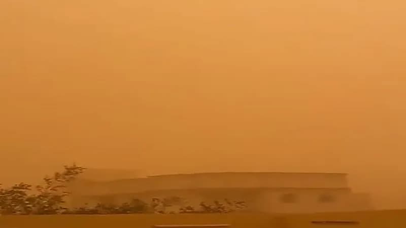 شاهد.. موجة غبار قوية في حفر الباطن