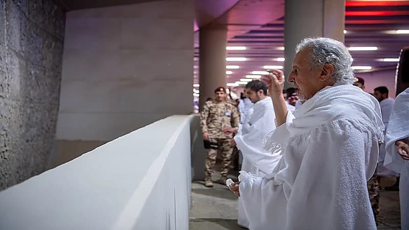 صور..أمير مكة ونائبه يرميان جمرة العقبة