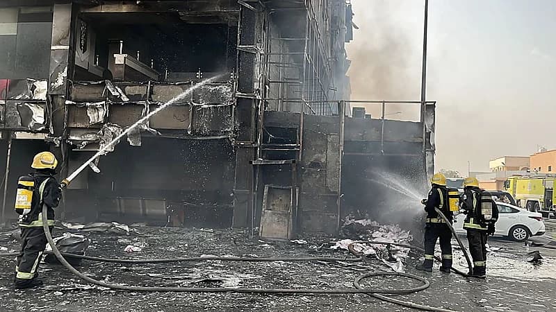 اندلاع حريق بعمارة تجارية بحي الفيحاء
