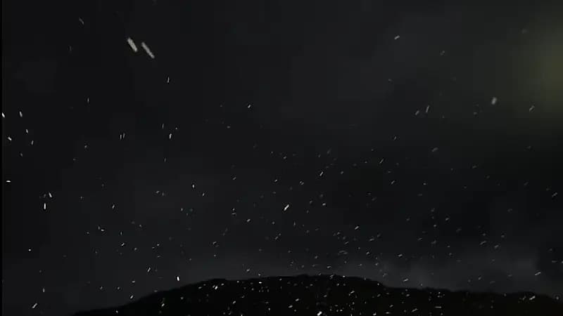 شاهد.. بدء تساقط الثلوج على قمم جبل اللوز في نيوم