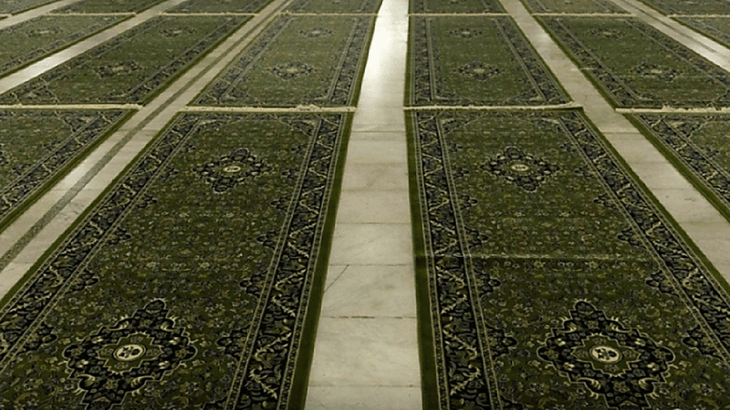 فرش 25 ألف سجادة جديدة بالمسجد الحرام