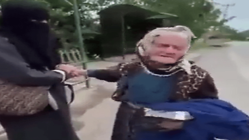 شاهد.. مسنة تجهش بالبكاء بعدما أهدتها عائلة سعودية علبة تمر