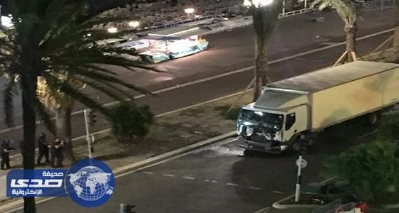 بالفيديو.. قطر تروج لـ " تميم " الإرهاب بتوزيع ميداليات على السياح فى تايلاند