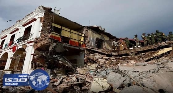 بالفيديو.. أحد العمالة المخالفة يغطي مذيع الإخبارية بغطاء رأسه