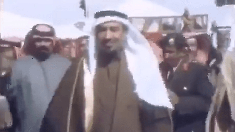 مقطع تاريخي يوثق زيارة الملك خالد رحمه الله إلى المجمعة عن طريق البر