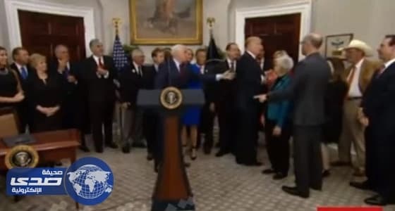 بالفيديو.. موقف محرج: ترامب يخرج من اجتماع وينسى التوقيع على قرار مهم
