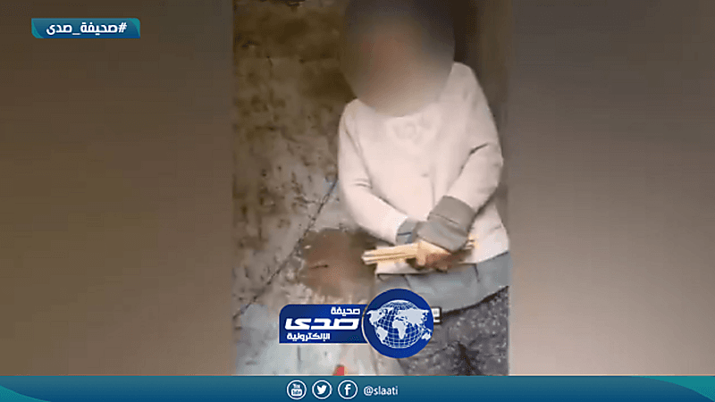 شاهد.. امرأة مقيدة بسلسلة حديد من رقبتها بكوخ