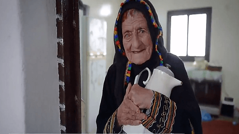 شاهد.. مواطنة تخلد ذكرى ابنها الوحيد المتوفى منذ 30 عاماً